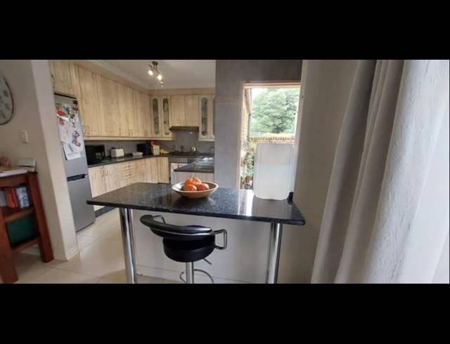4 BEDROOM TOWNHOUSE FOR SALE IN BASSONIA